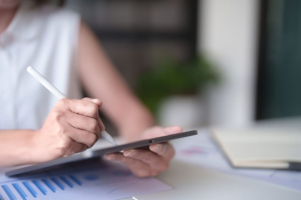 ผู้หญิงกำลังใช้ Digital Planner จากเพื่อการวางแผนเป้าหมายชีวิต